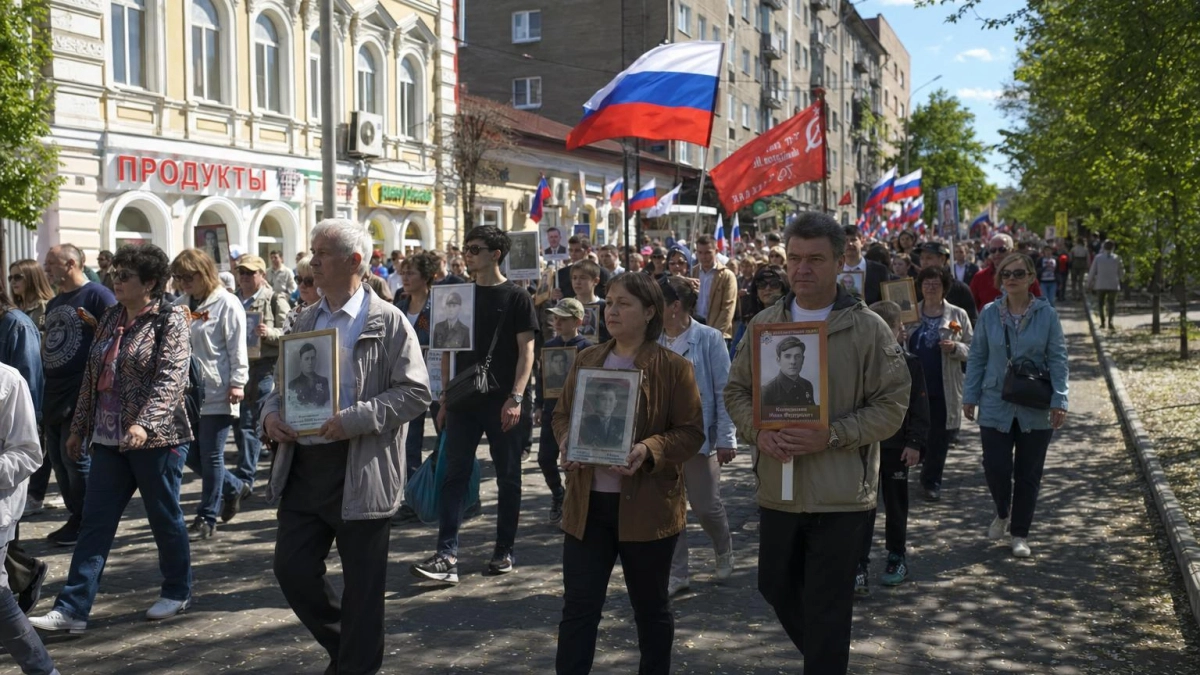 Семьи с портретами героев собрались у «Серой лошади» во Владивостоке