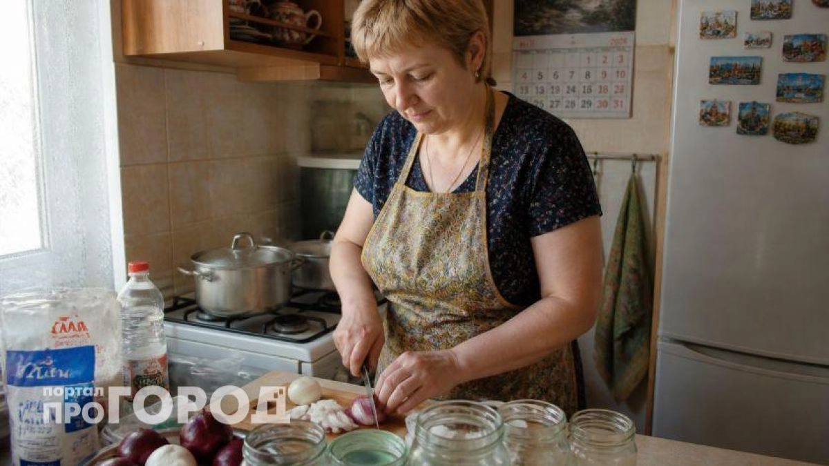 Забудьте про горечь в салате: мой метод маринования лука превращает его в сладкую хрустящую закуску за минуты