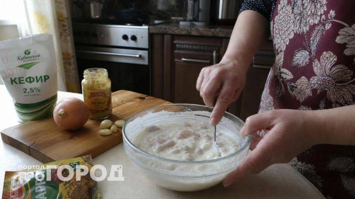 Больше никакой сухой грудки на ужин: секретный маринад на основе кефира делает мясо мягче любого стейка