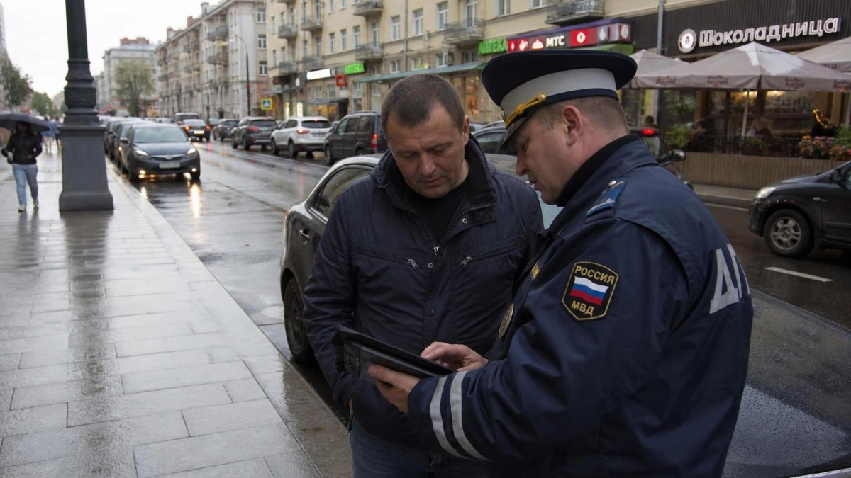 На улице Полярной во Владивостоке сгорели два автомобиля: полиция проверяет
