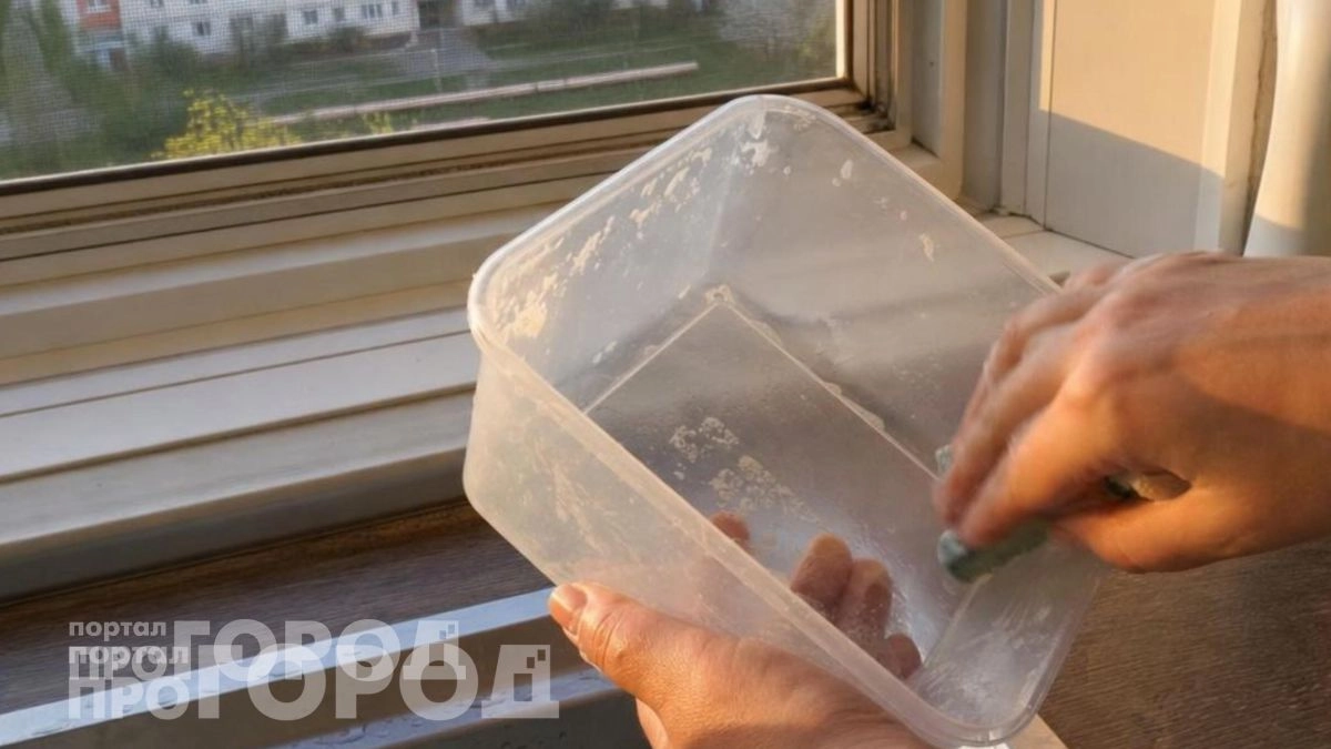 Больше не тратьте силы на оттирание клея: эта копеечная вещь из вашей аптечки очистит всё без единой царапины