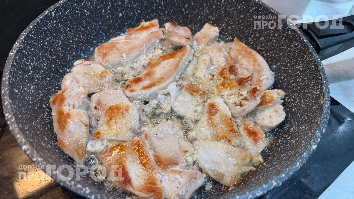 Добавьте щепотку соды к куриному филе: этот простой кулинарный прием делает даже сухое мясо очень мягким