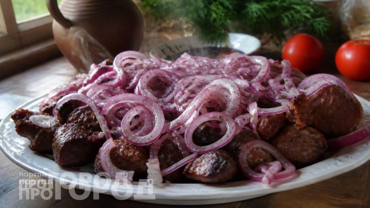 Перестаньте мучиться с горьким луком: показываю свой любимый способ маринования для шашлыка и бургеров