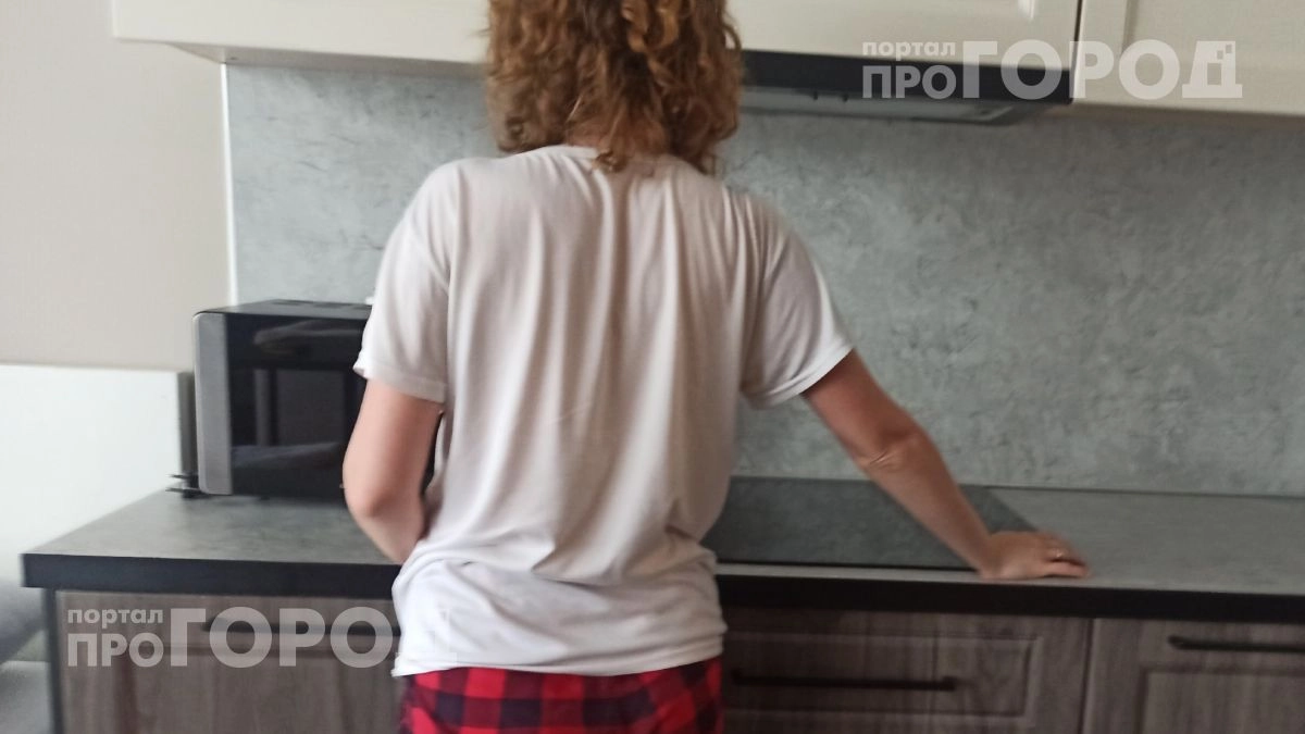 Микроволновка отмывается сама за пять минут: просто добавьте в воду соду и поставьте внутрь для идеального блеска