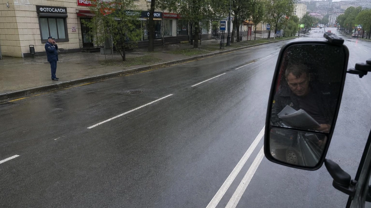 В Артёме контейнер сорвался с фуры и раздавил Subaru Forester