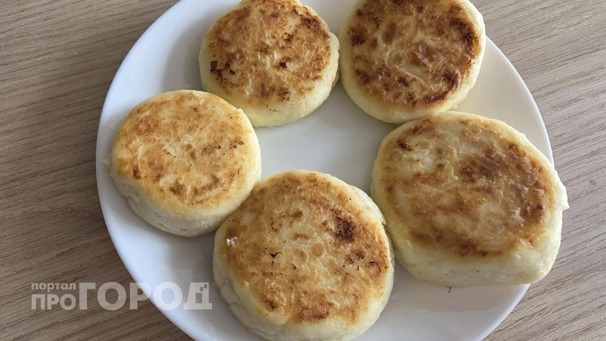 Добавляю в творог всего один секретный продукт: теперь мои сырники выходят нежнее ресторанных десертов