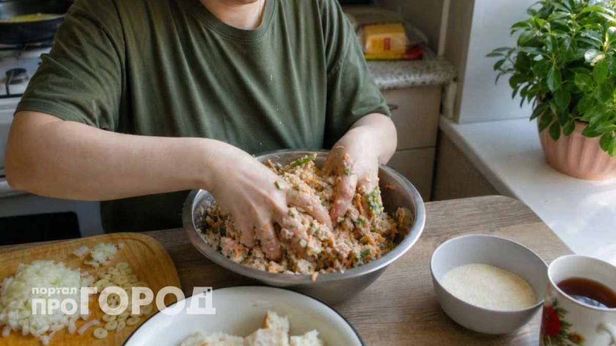 Больше никакого хлеба в фарше: этот простой продукт сделает котлеты настолько сочными что они будут таять во рту