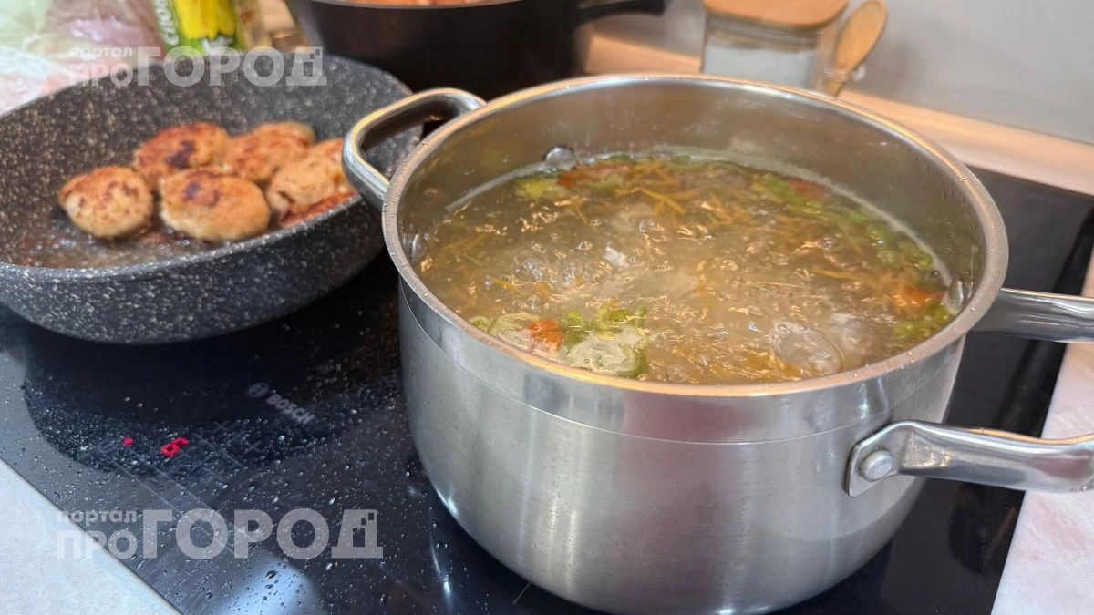 Выбросьте дорогую химию: луковица в кипятке вернет кастрюлям первозданный блеск всего за пять минут