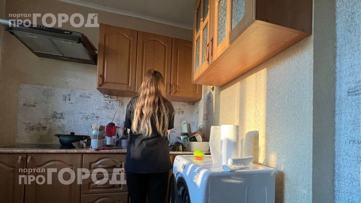 Старая кухня выглядит свежо без дорогого ремонта: одна простая хитрость с фасадами изменит вид всего дома