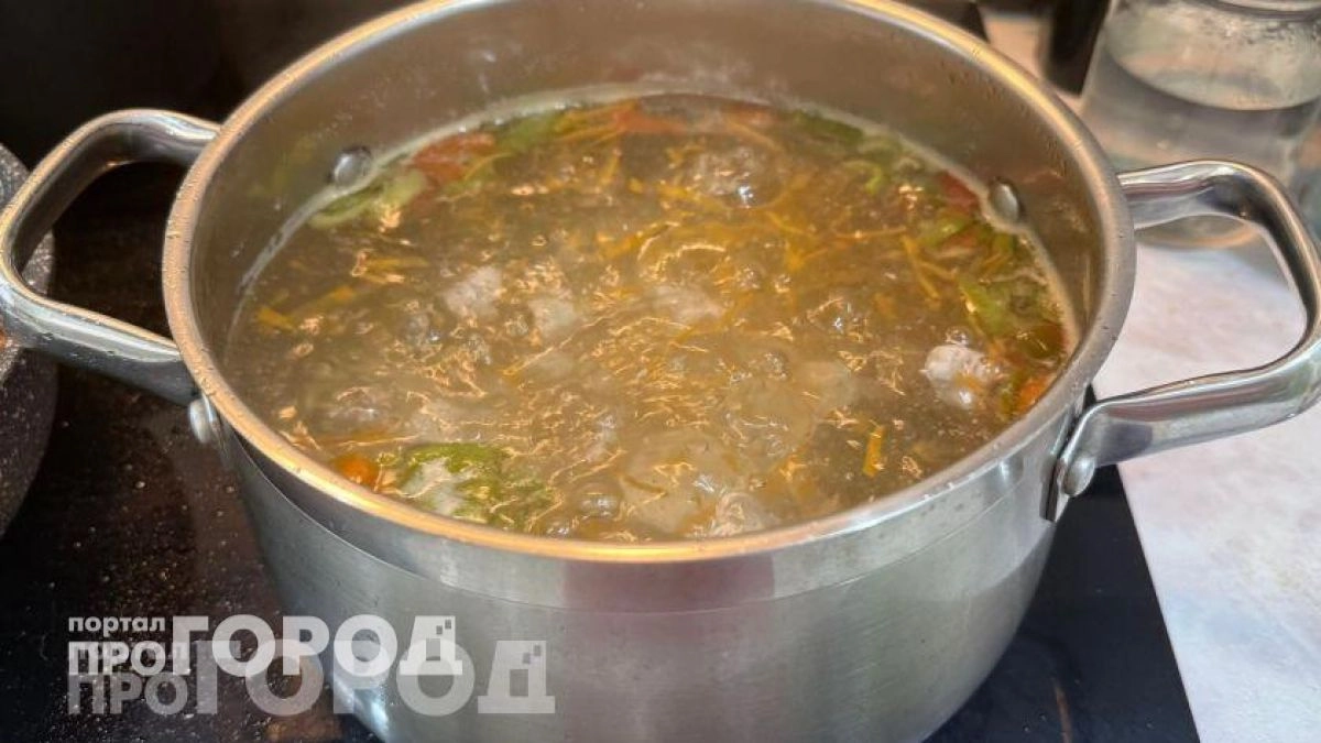Перестаньте портить суп этим овощем: он перебивает весь вкус блюда, поэтому замените его на этот продукт