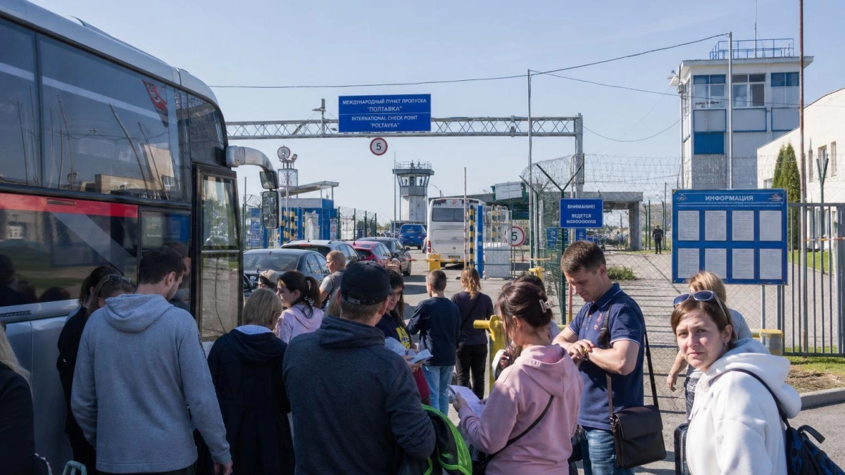 Туристы заблокировали автобус на границе в Приморье — приехала полиция