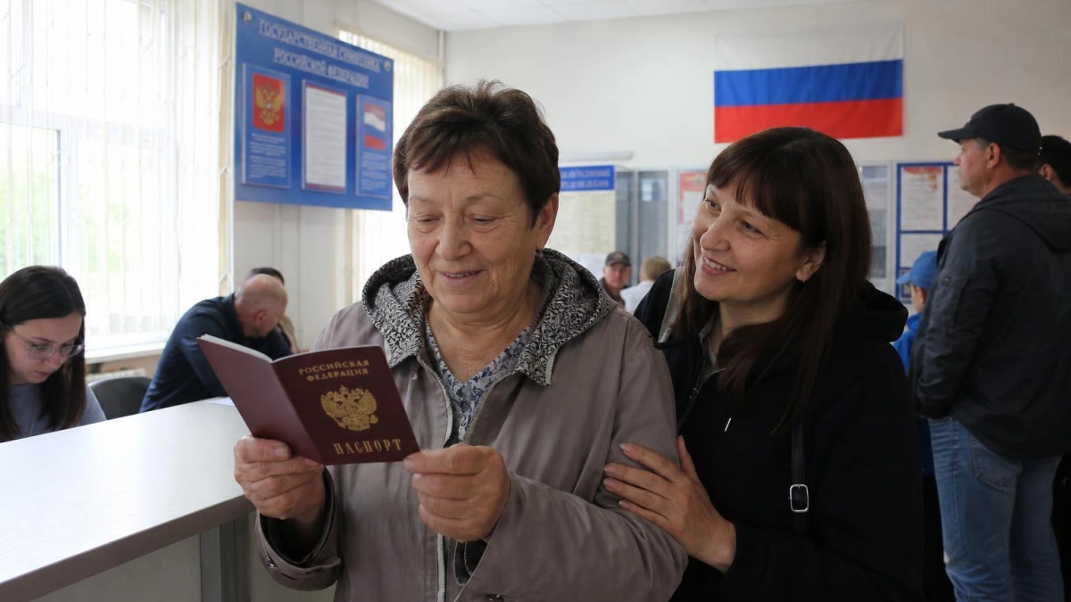 Пожилая украинка из Луганска получила паспорт РФ после года ожиданий