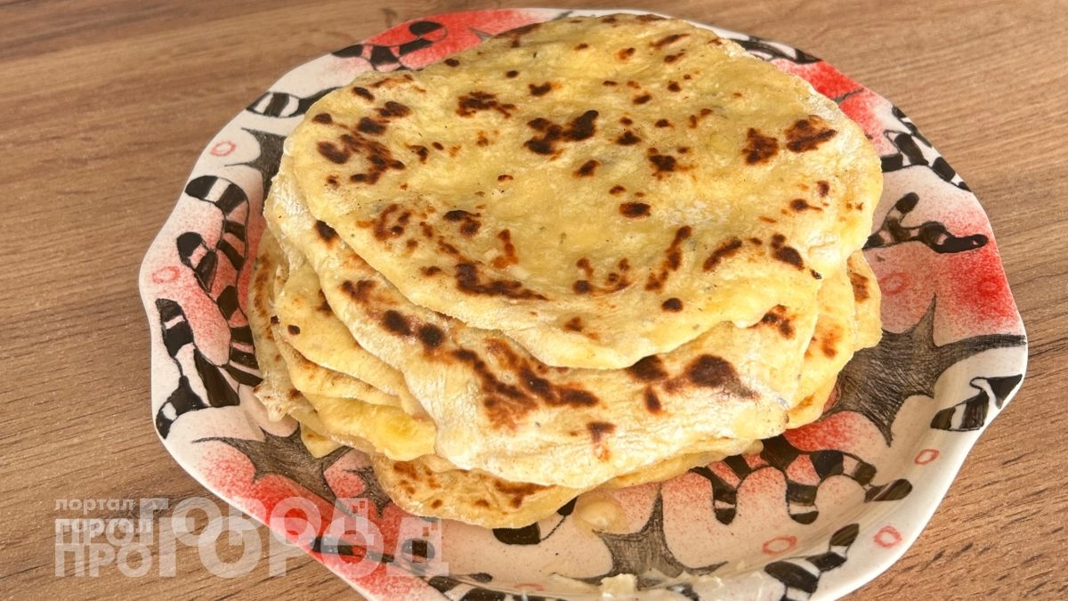 Больше не покупаю выпечку: смешиваю кефир с сыром и жарю лепешки, которые съедаются за считанные минуты