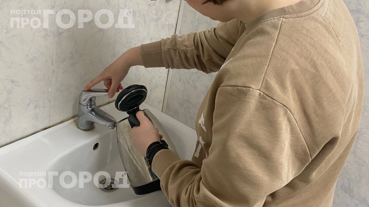 Больше не тру чайник часами: одна простая хитрость за пару минут растворяет даже толстый слой накипи