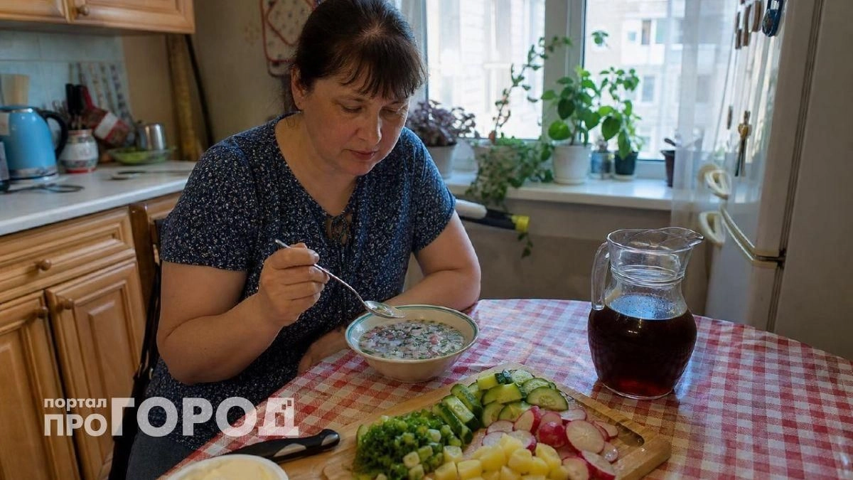 Забудьте про тяжесть в желудке: как превратить привычную окрошку в легкий и витаминный суперфуд для лета