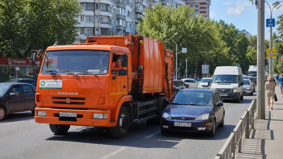 Водитель с битой повредил мусоровоз в Уссурийске: возбуждено дело о хулиганстве