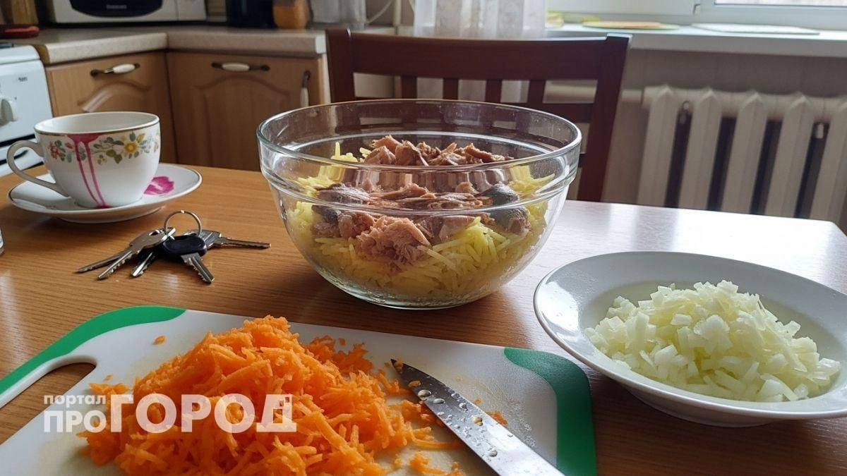 Вы всю жизнь неправильно собирали Мимозу: почему слой рыбы в самом низу портит вкус вашего салата