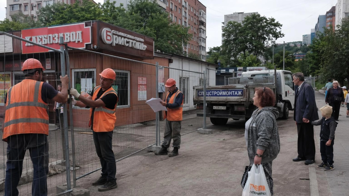 Суд обязал снести трёхэтажный торговый центр на Тобольской во Владивостоке