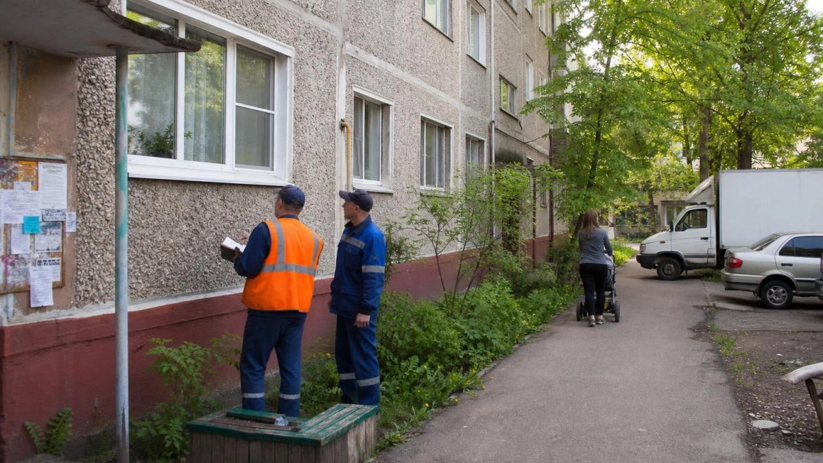 Школьник погиб, выпав из окна восьмого этажа на улице Нейбута