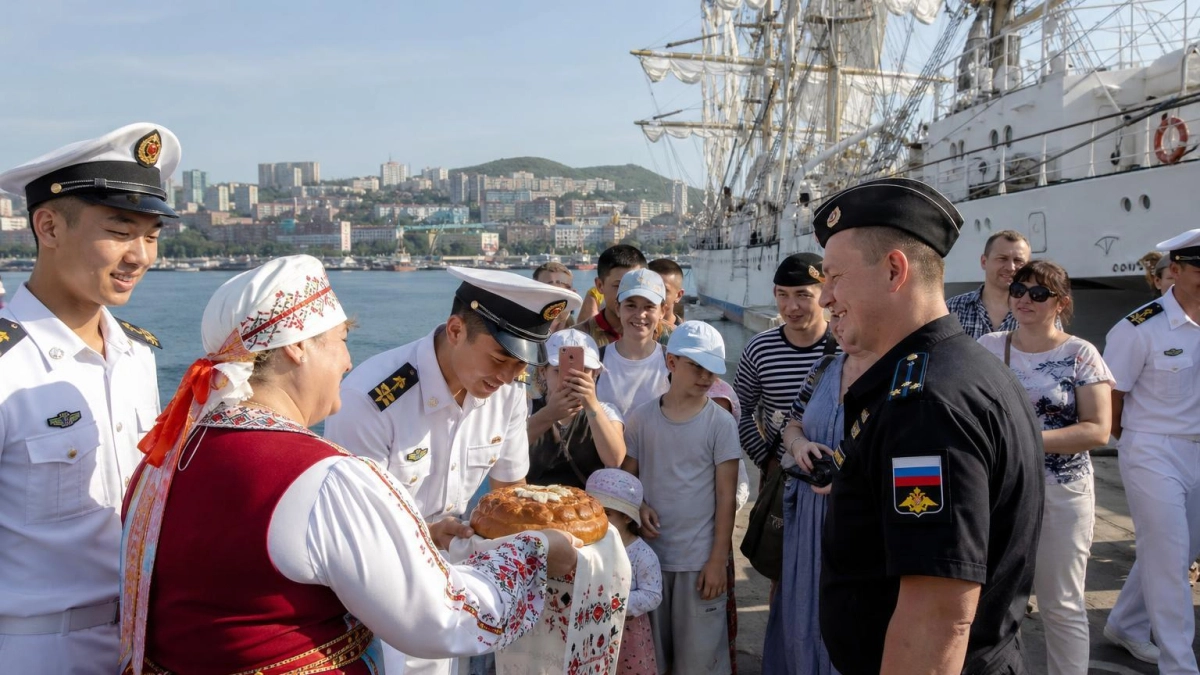 Индонезийский парусник с 79 курсантами прибыл во Владивосток после 78 дней плавания