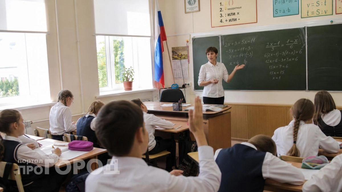 Школы Приморья ушли на лето с дырой в 422 учителя: кого ищут и сколько платят