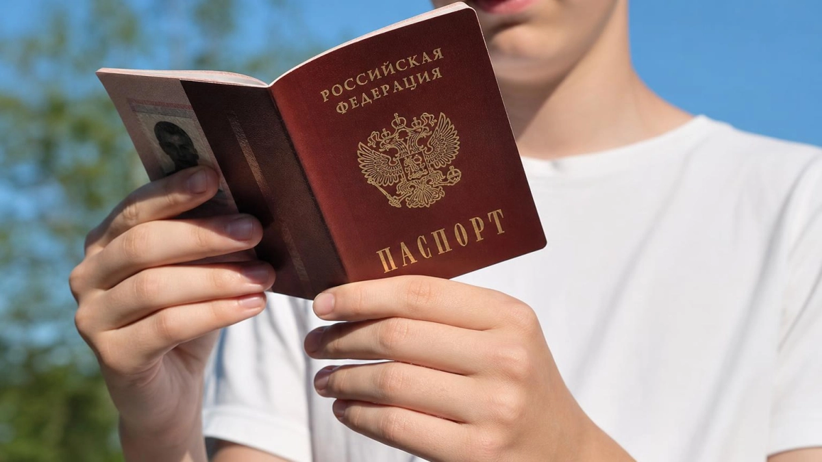 Мэр Владивостока вручил паспорта молодым горожанам на главной площади