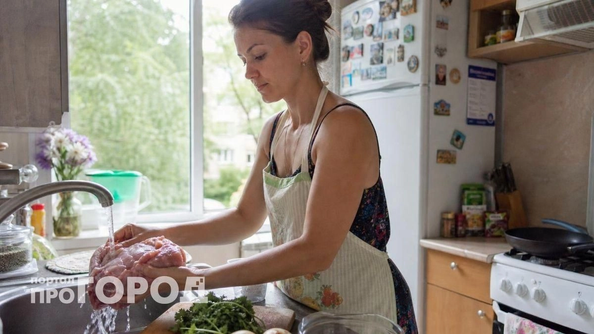 Перестаньте мыть мясо перед готовкой: вы лишь распространяете опасные бактерии по всей своей кухне