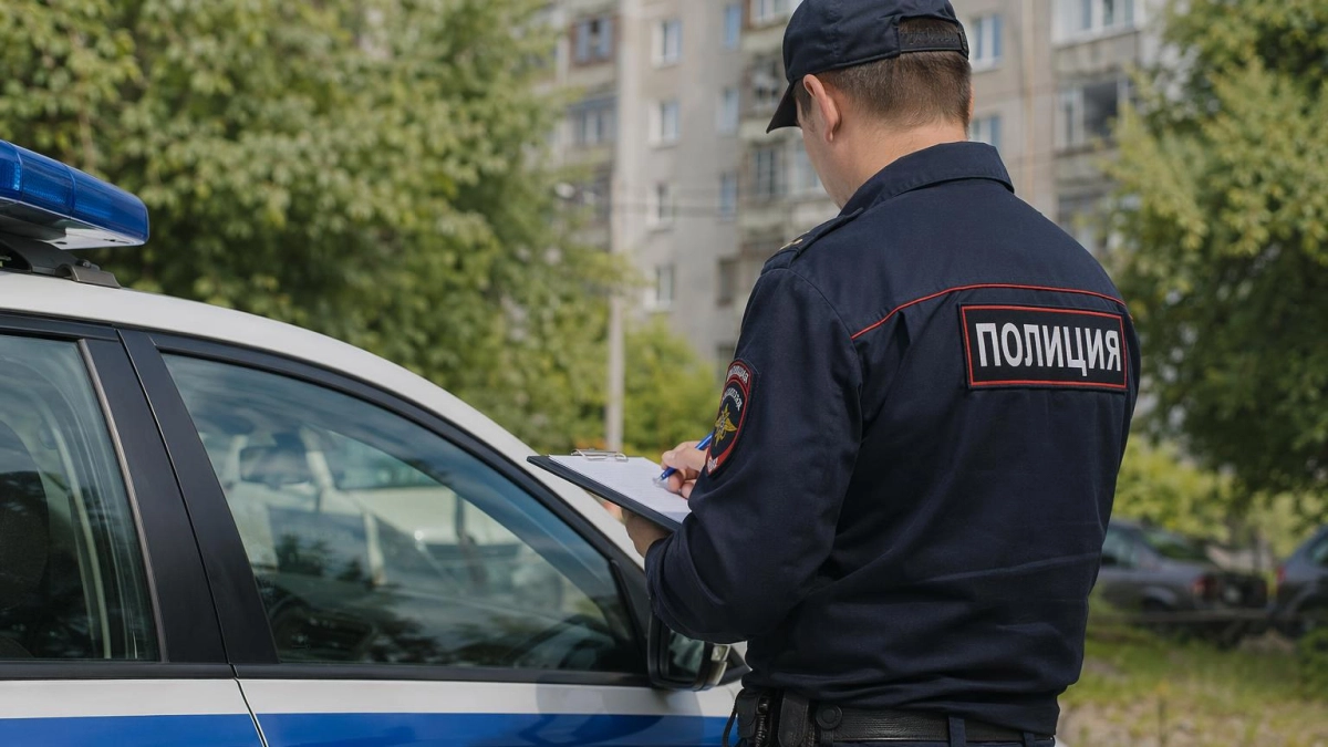 Женщина согнала чужого ребенка с качелей и обругала матом во Владивостоке