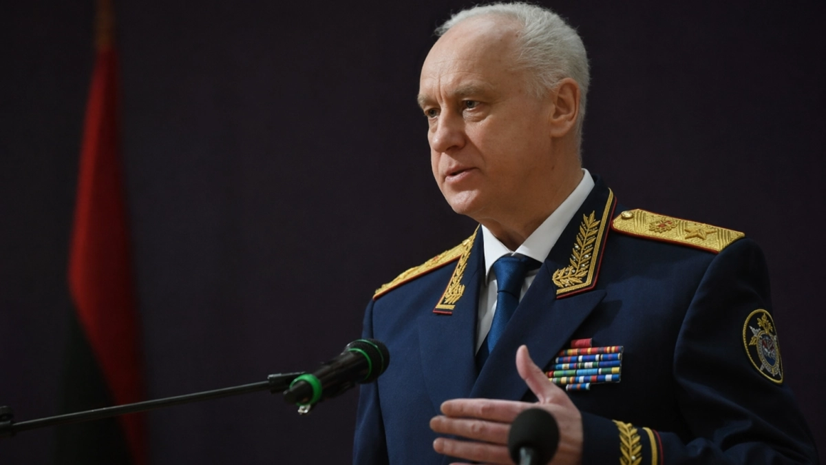 Шестиметровые плиты нависли над детской площадкой во Владивостоке