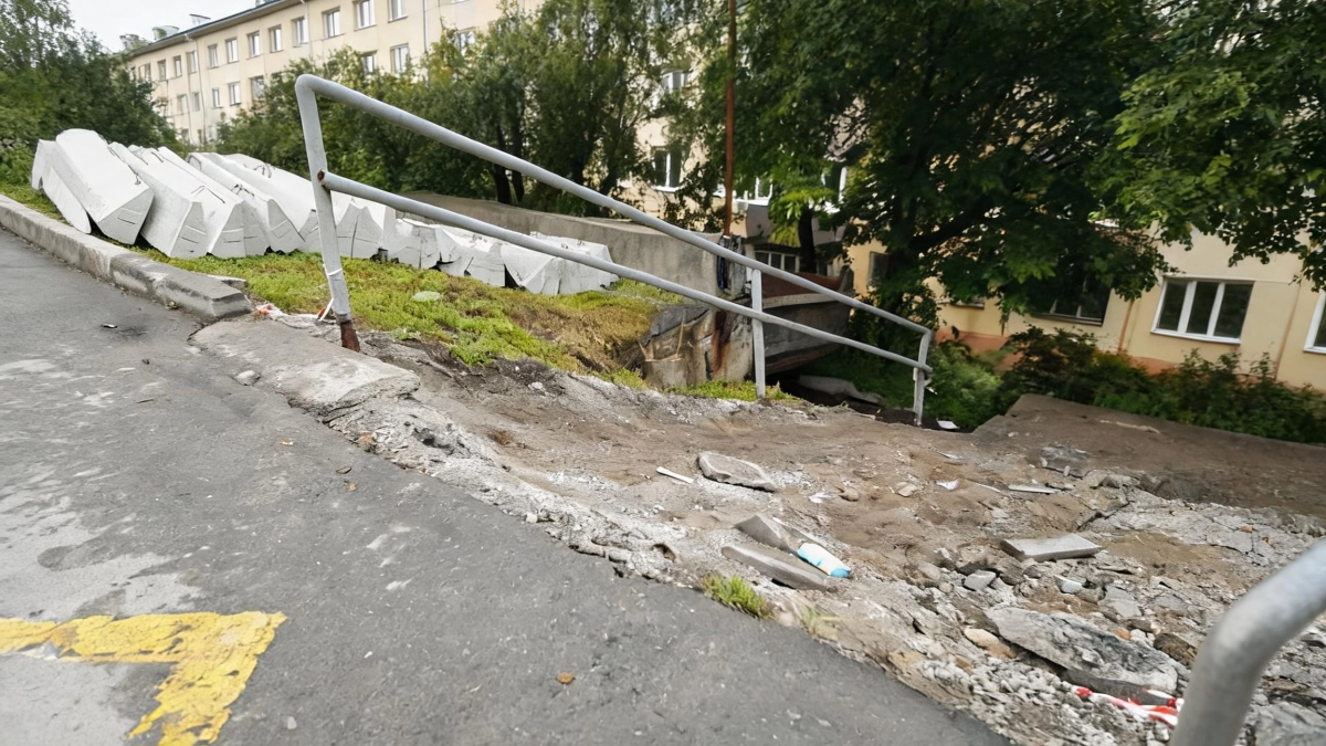 Во Владивостоке у Картинной галереи полностью снесли опасную лестницу и строят новую