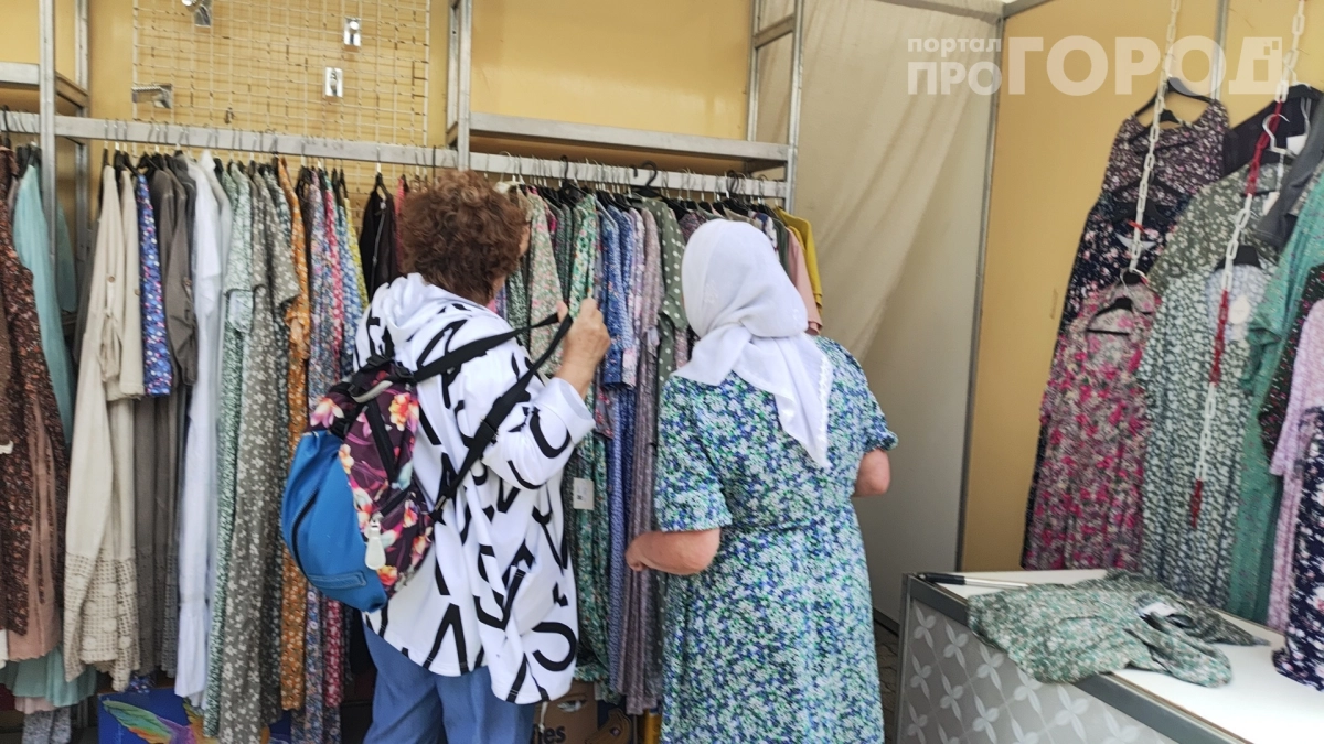 Лён больше не полнит и не мнётся: пять приёмов стилистов, чтобы выглядеть в 60 лет дорого и современно