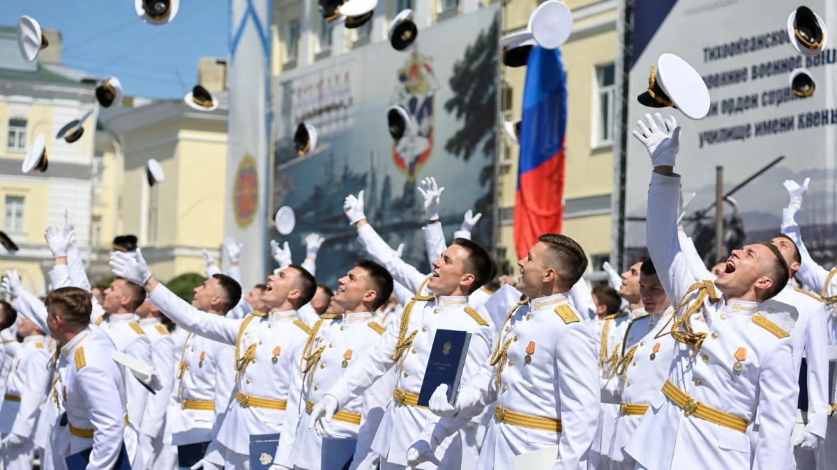 83-й выпуск Тихоокеанского военно-морского училища собрал более 150 молодых офицеров