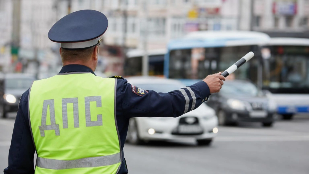 Во Владивостоке грузовик при движении назад выбил стекла пассажирского автобуса