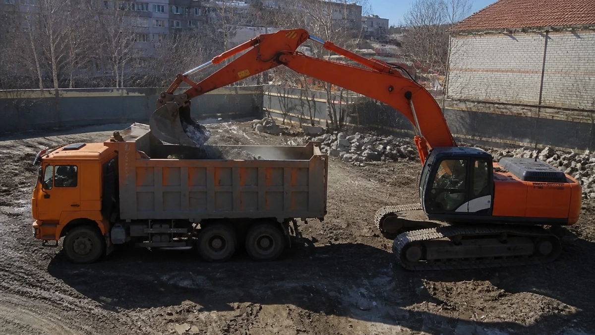 Во Владивостоке на Спортивном рынке демонтировали 12 незаконных торговых павильонов