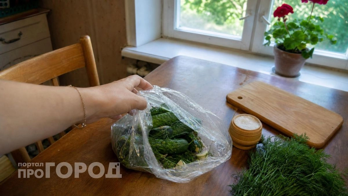 Больше никакой возни с банками: солю хрустящие огурцы прямо в пакете и подаю к столу уже через полчаса