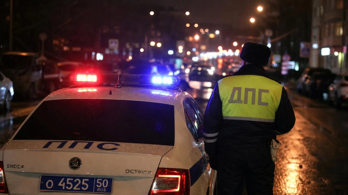 Ночью под Артёмом легковушка на скорости врезалась в людей и припаркованные авто