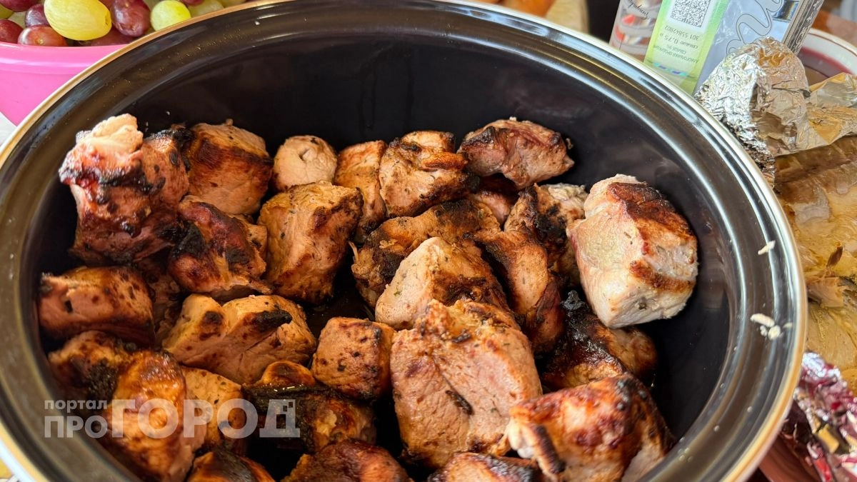 Хватит портить мясо уксусом и майонезом: этот грузинский маринад сделает шашлык нереально нежным и сочным