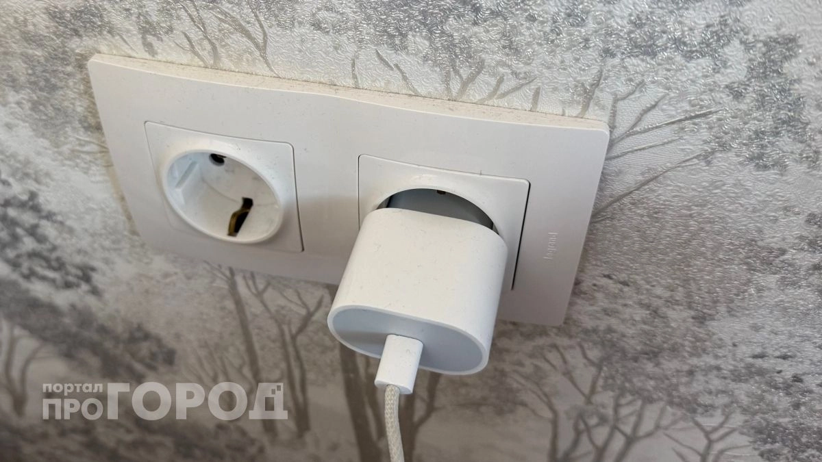 Вернула розеткам заводской вид за одну минуту: достаточно смочить ватный диск этим средством и протереть