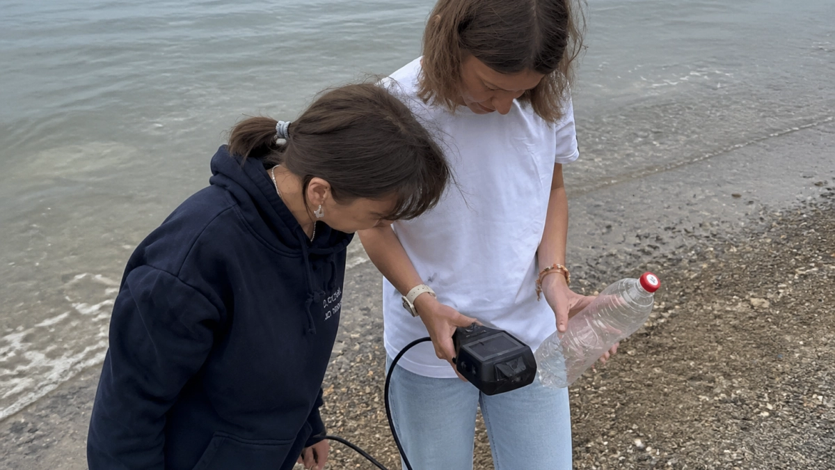 Учёные отобрали пробы воды в бухтах Владивостока для лабораторного анализа