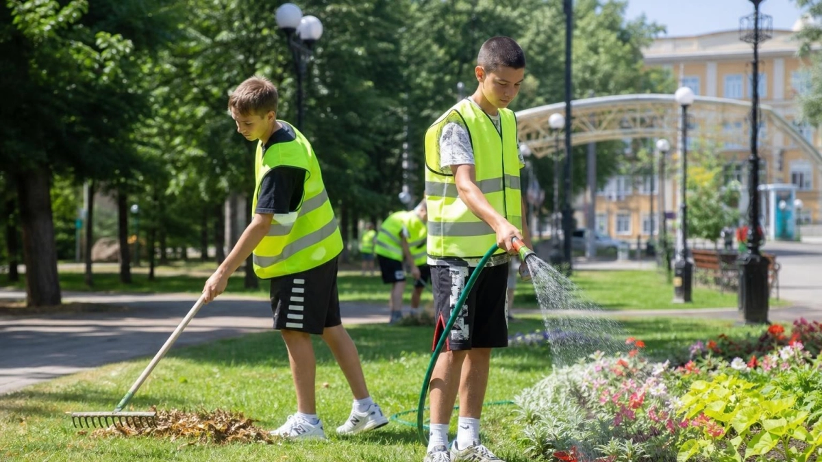 Школьникам Приморья предлагают летнюю работу с зарплатой до 28 тысяч рублей