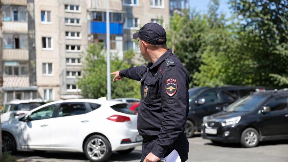 Во Владивостоке жильцы заявили о нелегальной автостоянке с платой за парковку