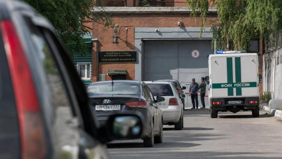 У СИЗО Владивостока люди по три дня ждут, чтобы передать посылку