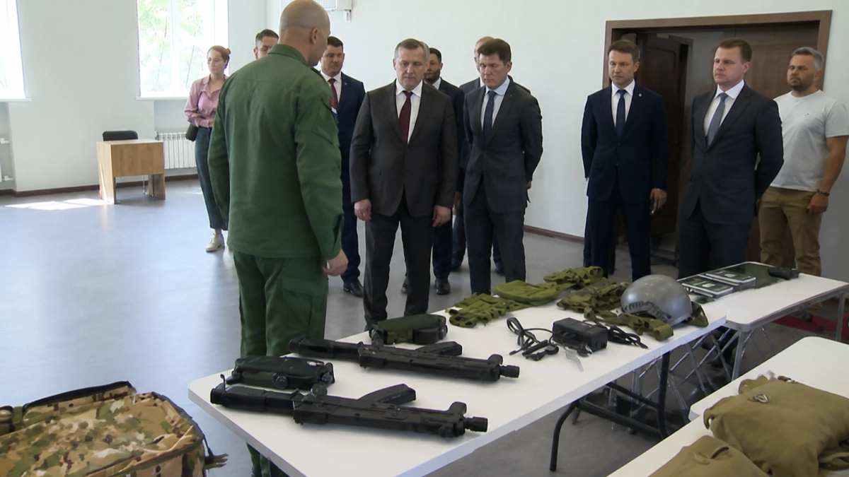 Трутнев осмотрел центр «Воин» в Приморье с симуляторами дронов и бронетехники