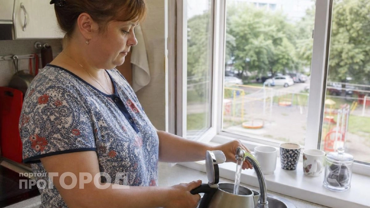 Заливаете в чайник горячую воду из крана ради скорости: готовьтесь к дорогому ремонту бытовой техники
