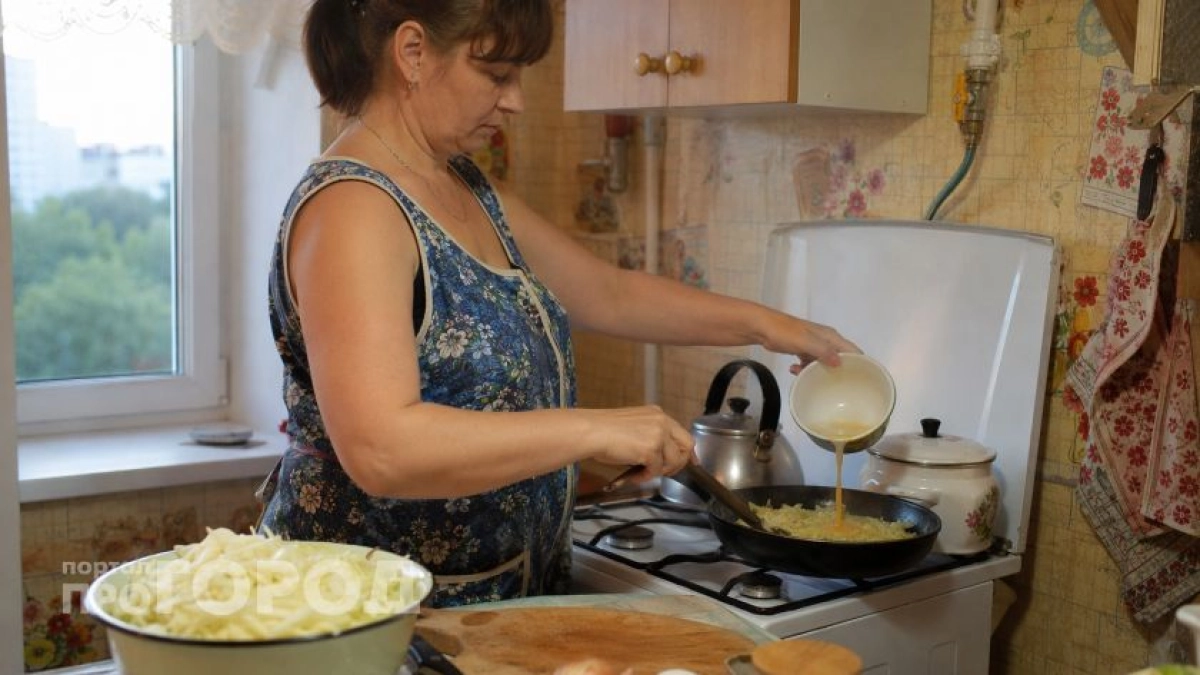 Больше не выбрасываю капусту: обжариваю её с яйцами и подаю самый быстрый ужин, который съедают за минуту