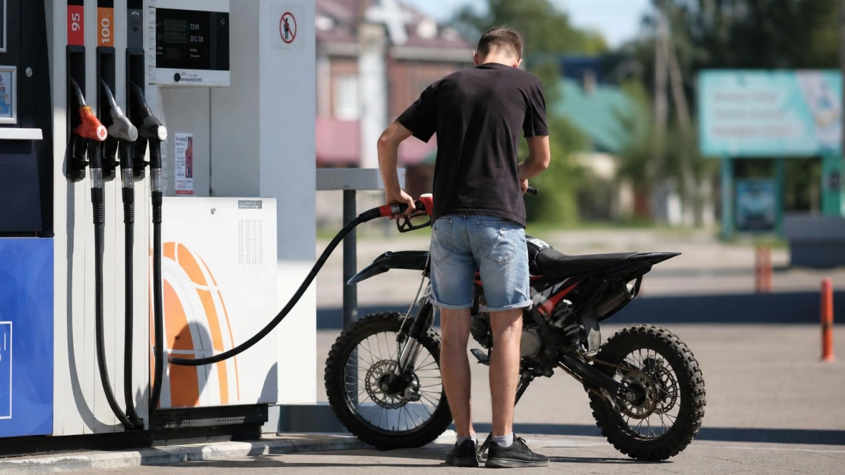 В Приморье подростки покупают бензин на АЗС с помощью родителей