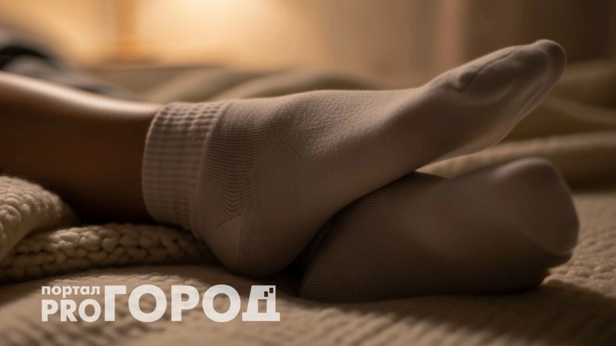 Забудьте о дорогом педикюре: простой трюк с носками вернет вашим пяткам идеальную нежность всего за одну ночь