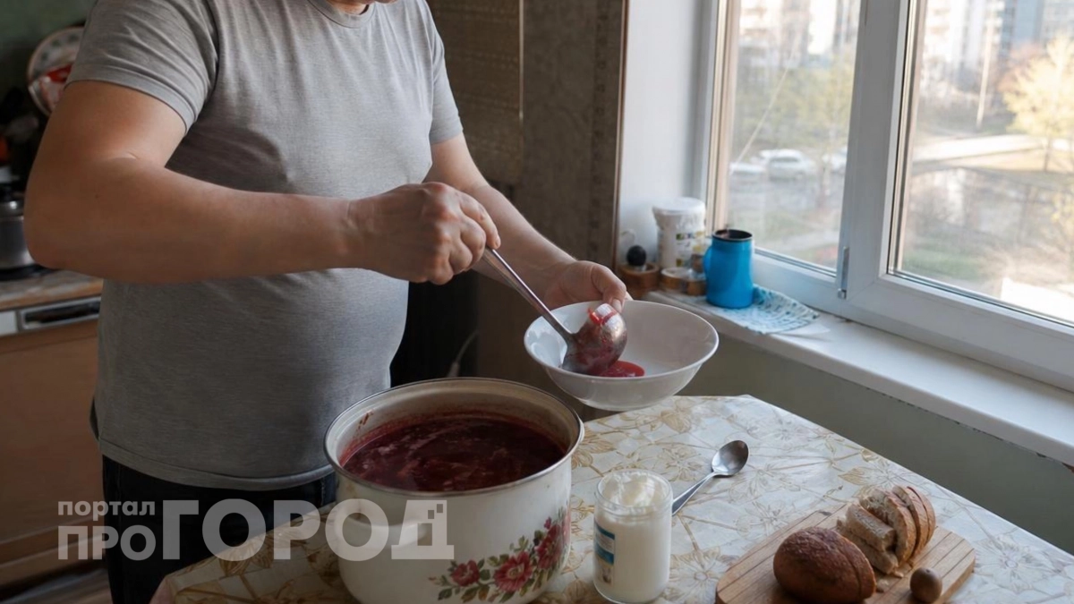 Перестала портить продукты и начала готовить идеальный борщ: две забытые детали из кулинарной книги 1952 года