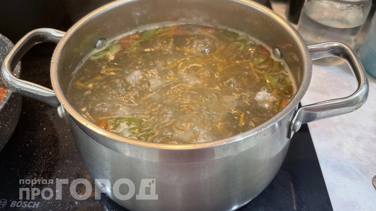 Вы выбрасываете вкус куриного бульона в мусорное ведро: уберите этот популярный ингредиент для идеального результата