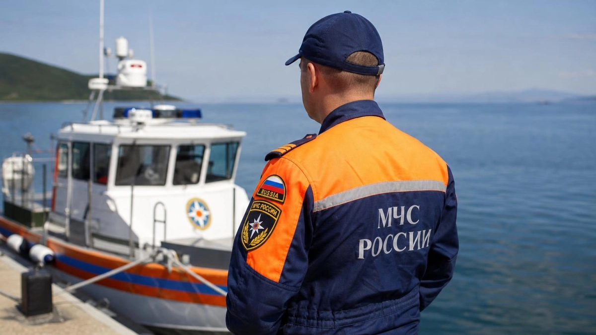 В бухте Патрокл спасли сапбордистов с ребенком после внезапного усиления ветра